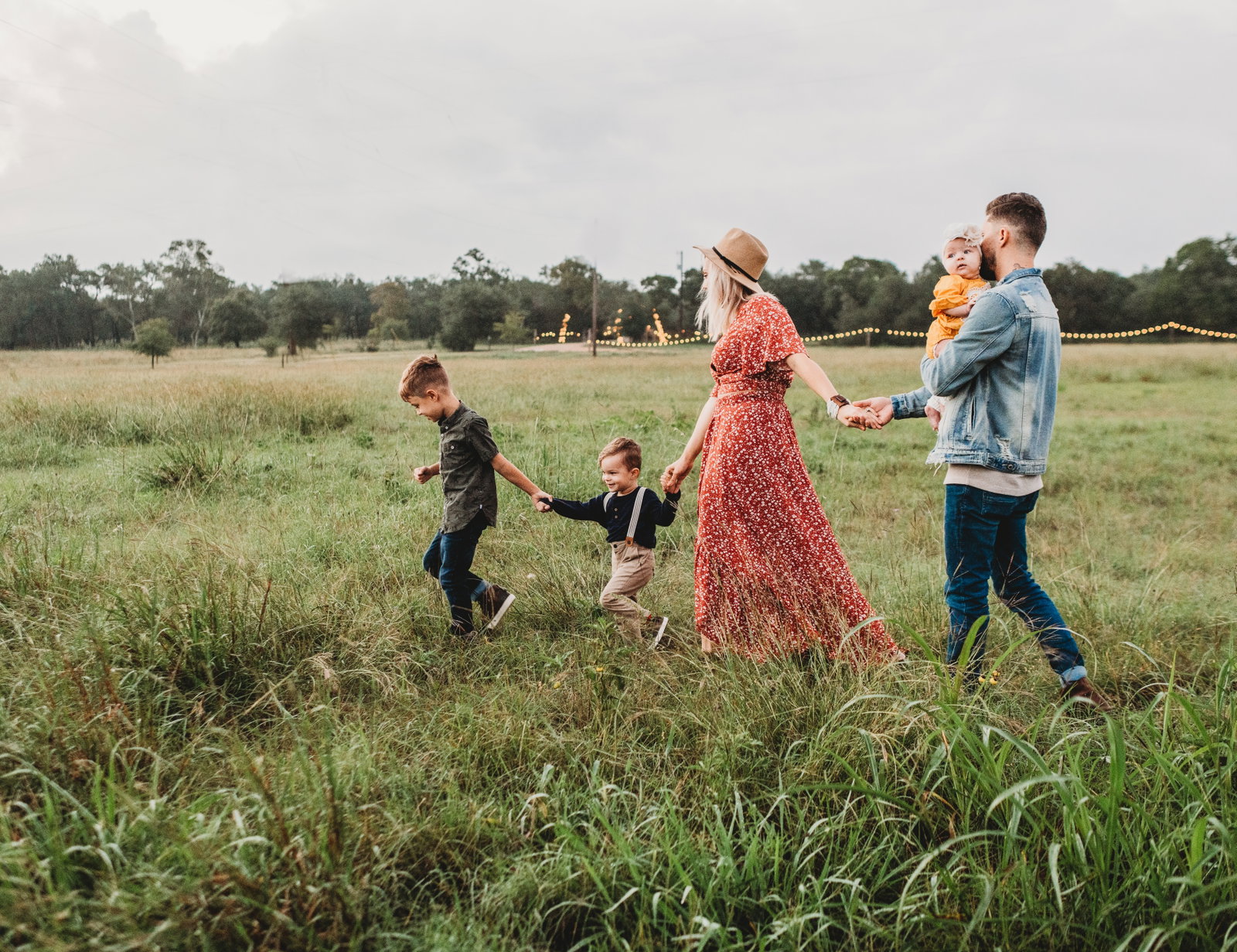 Air travel with the family: simple tips to save money