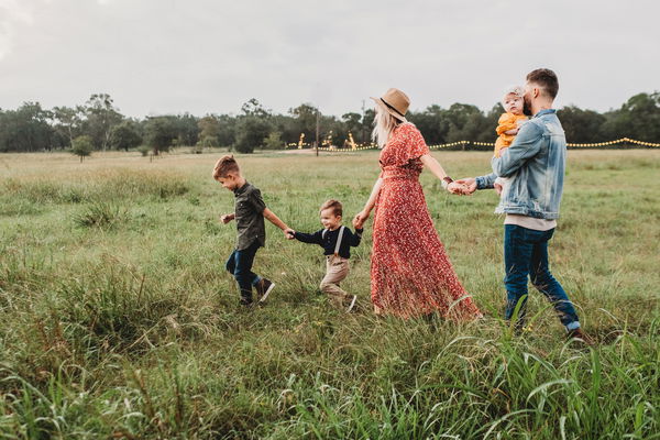 Air travel with the family: simple tips to save money