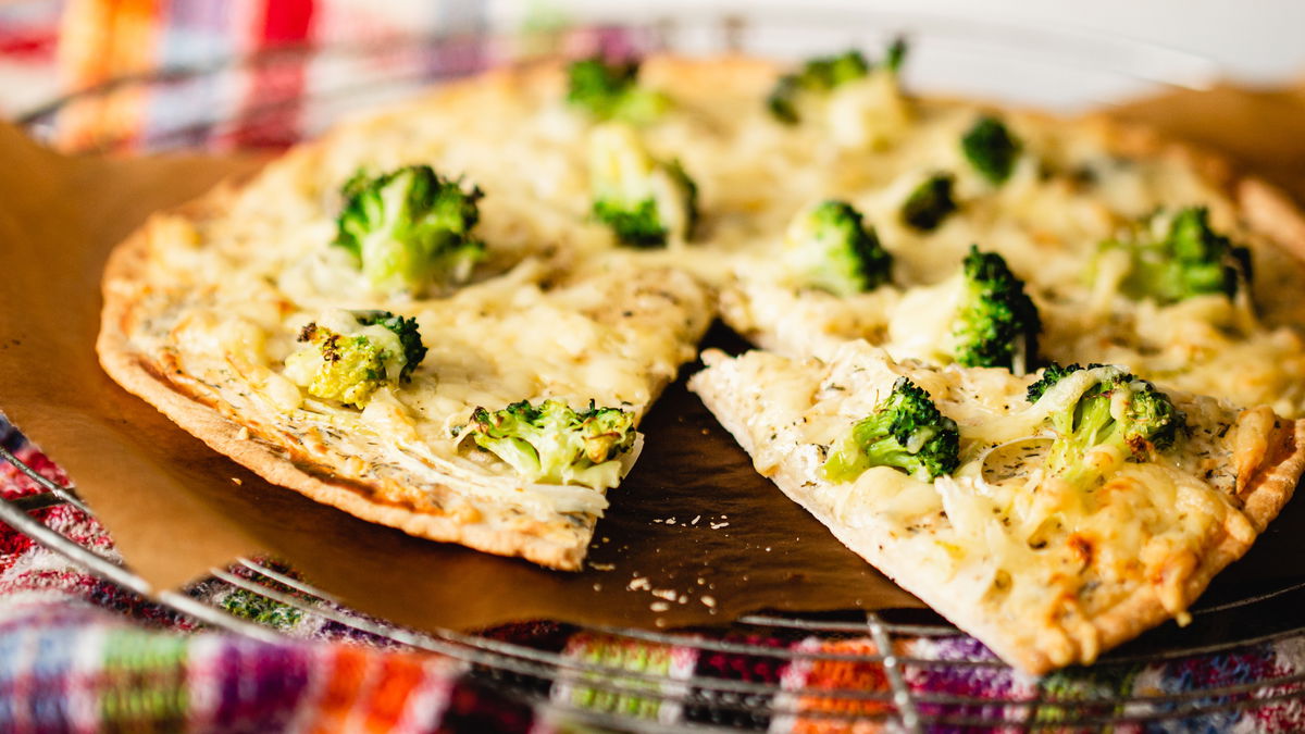 Creative vegetarian tarte flambée: Light recipes with delicious vegetable and cheese toppings