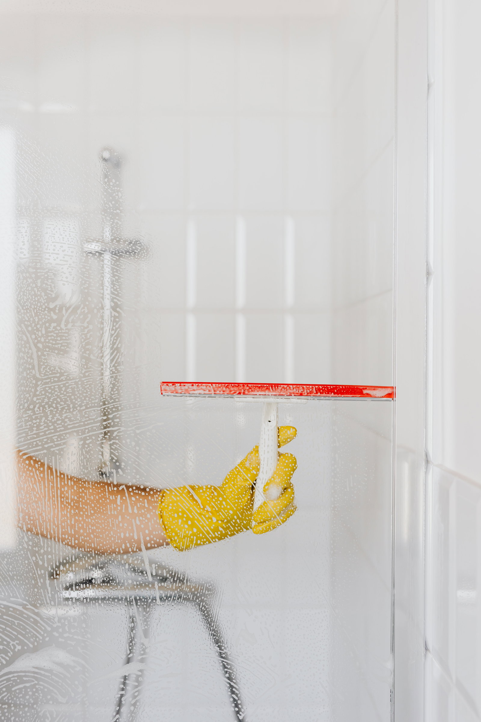 Éliminer les taches de calcaire dans la douche : voici comment procéder rapidement et en profondeur