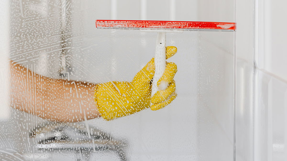 Éliminer les taches de calcaire dans la douche : voici comment procéder rapidement et en profondeur