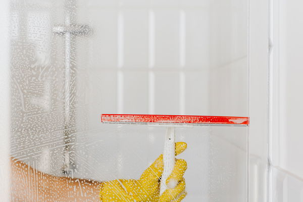 Removing limescale stains in the shower: how to do it quickly and thoroughly