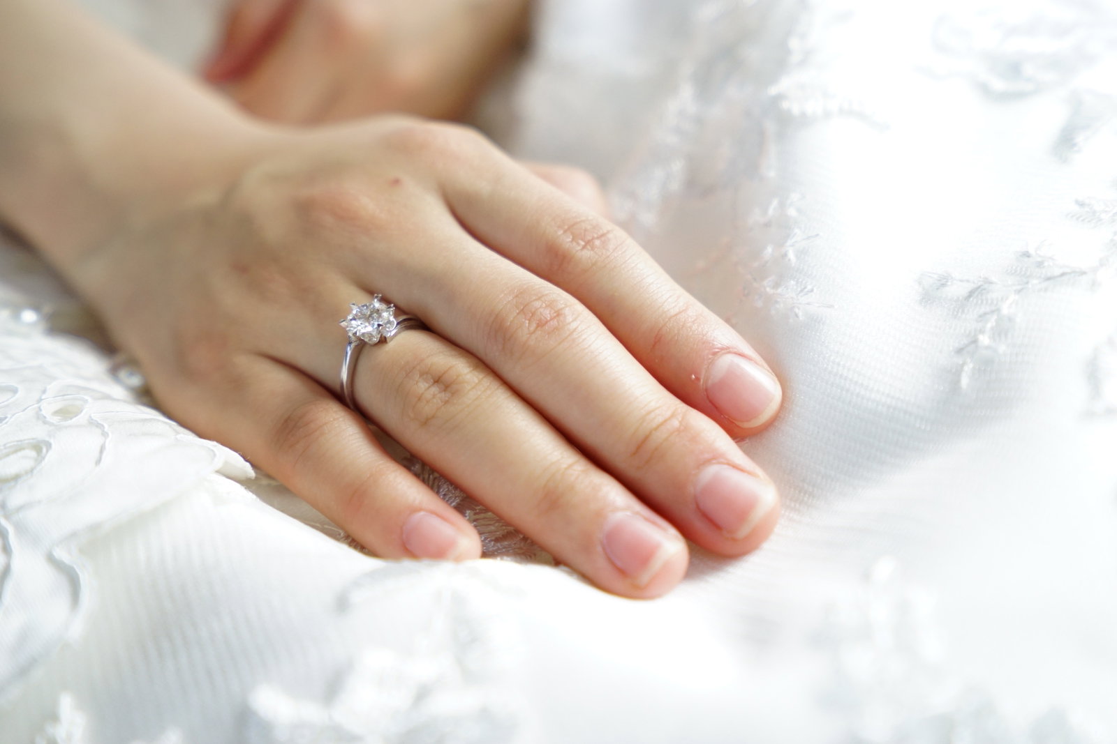 Les diamants sont éternels : comment trouver la bonne bague de fiançailles pour votre amour