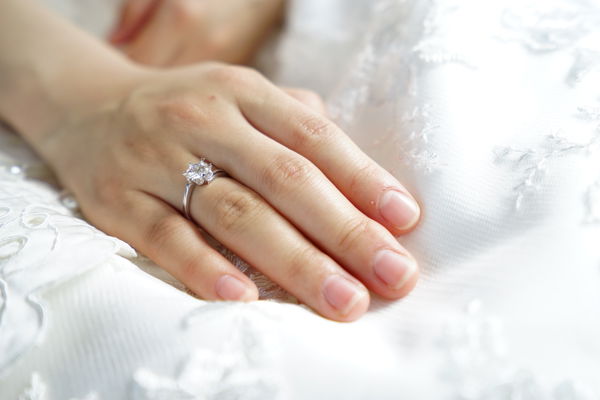 Les diamants sont éternels : comment trouver la bonne bague de fiançailles pour votre amour