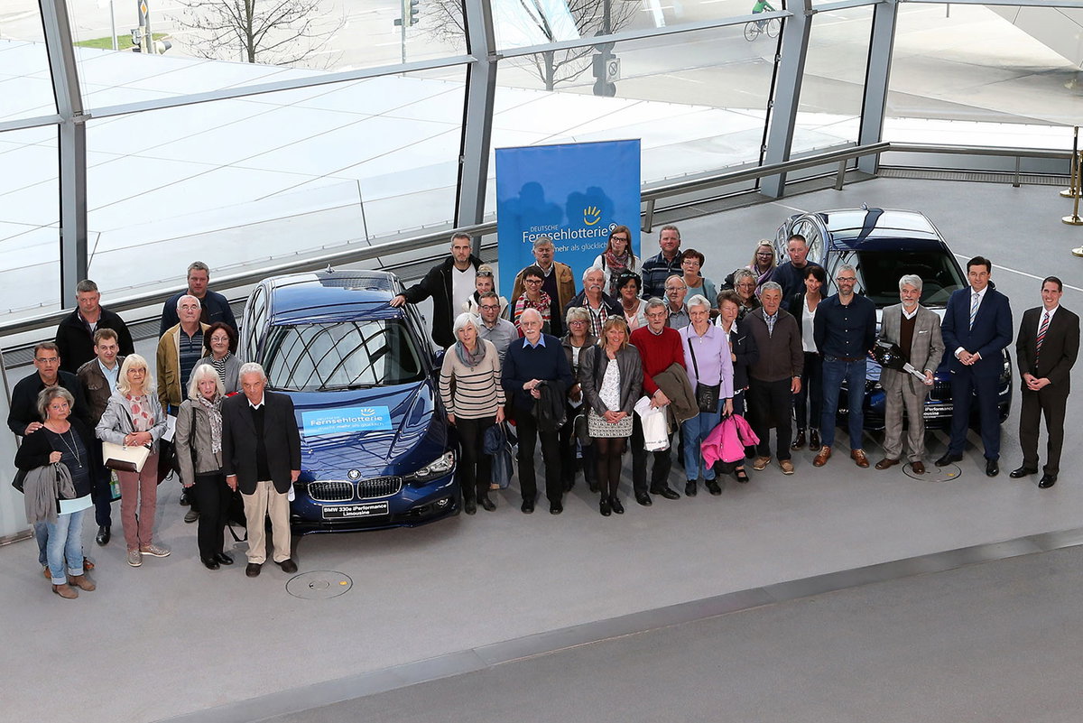 25 glückliche Gewinner kamen zur feierlichen Schlüsselübergabe ihrer neuen Limousine in die BMW Welt in München.