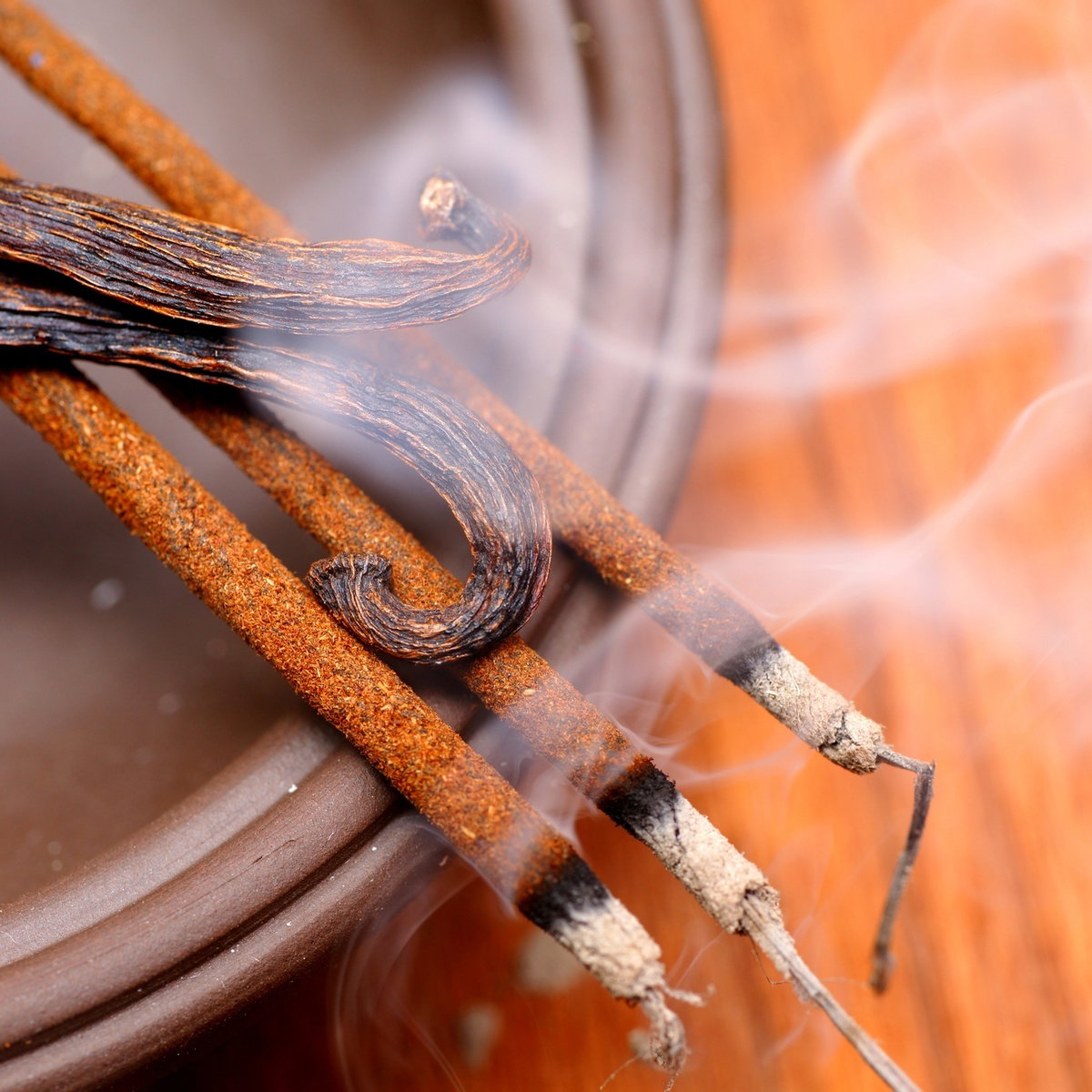 Es ist viel einfacher, mit seinem Schutzengel in Kontakt zu kommen, als Sie denken. Räucherwerk und Meditation helfen Ihnen dabei ...
