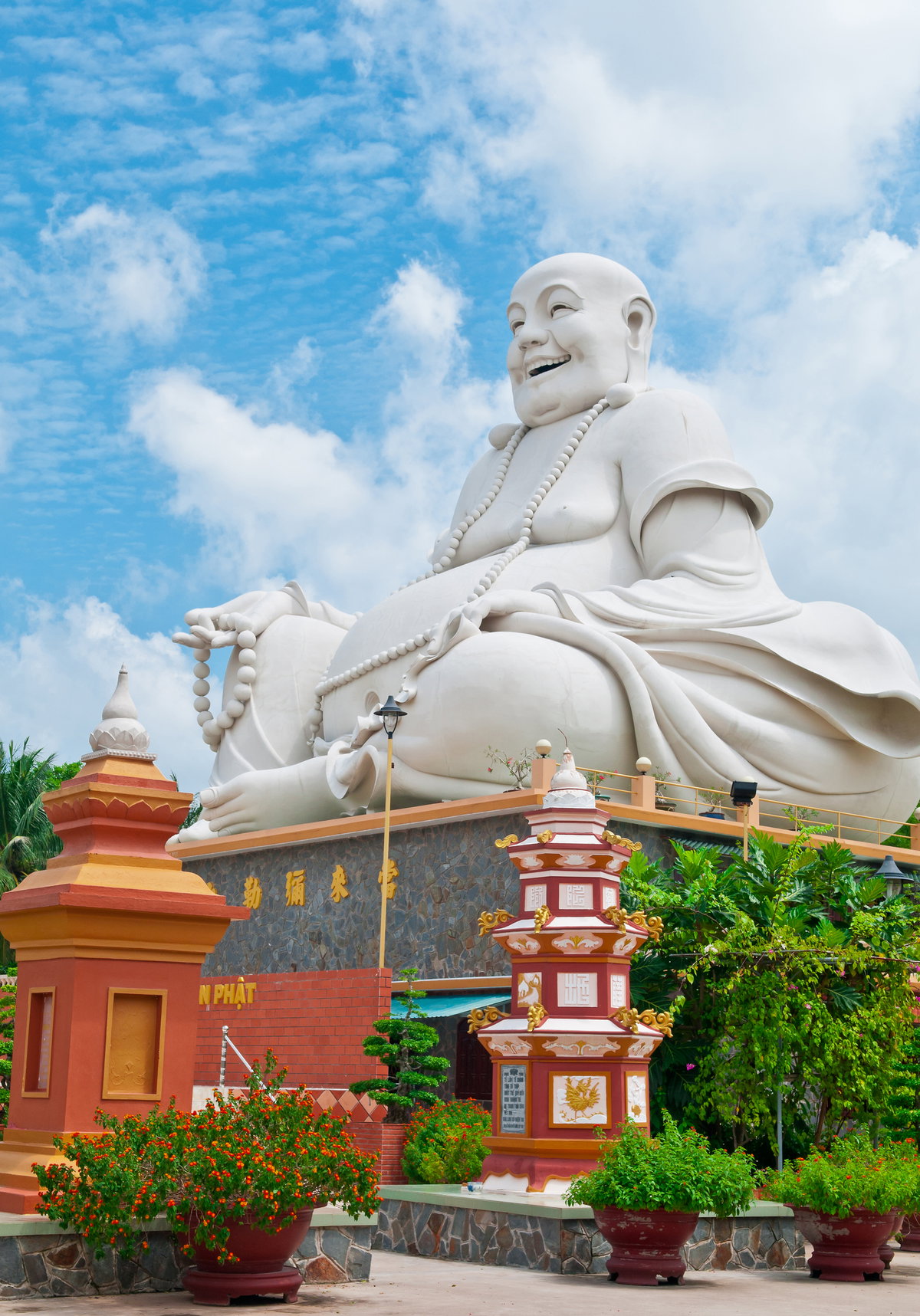Ein gigantischer, aber sehr freundlicher Buddha sitzt auf dem buddhistischen Vinh Trang-Tempel in der Nähe der Provinz-Hauptstadt My Tho im Mekong-Delta