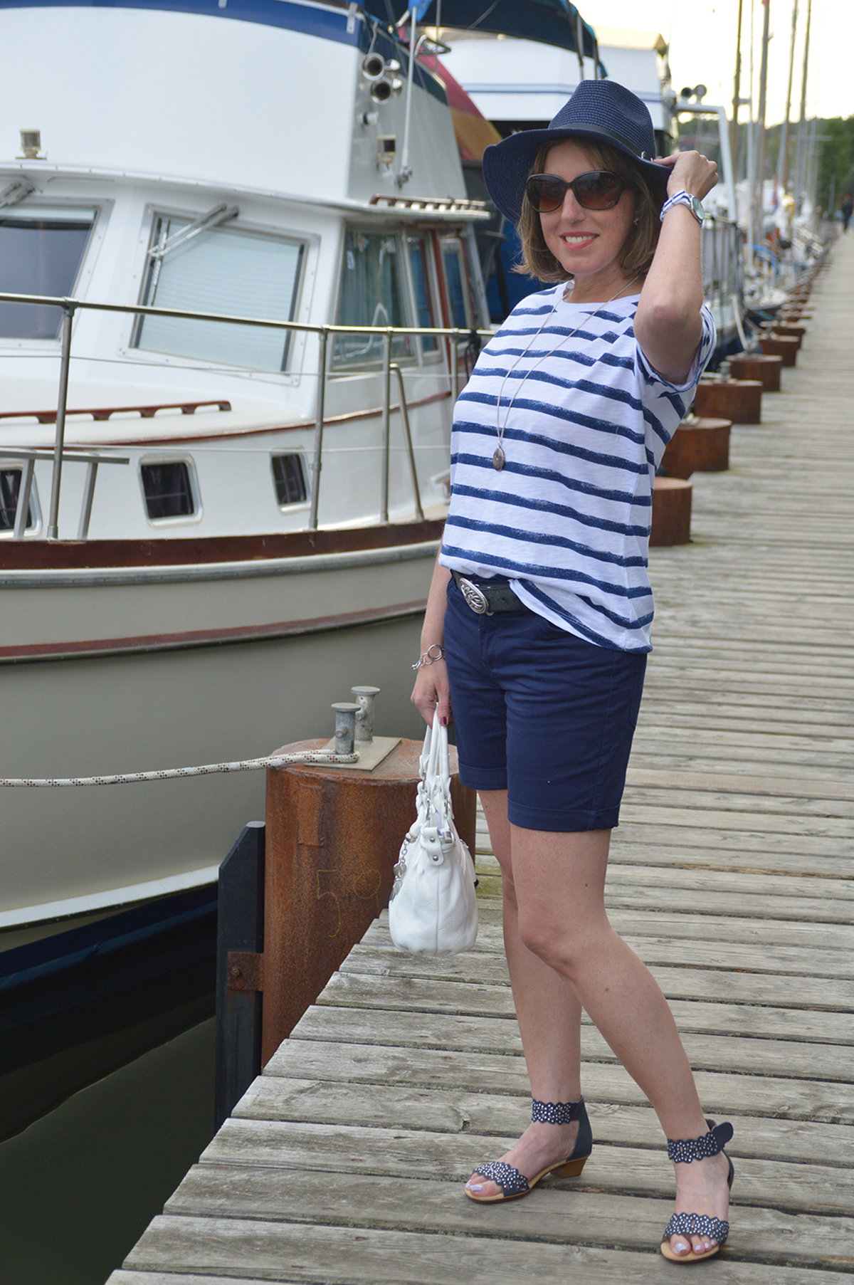 Ü40-Bloggerin Ari Sunshine präsentiert maritime Mode von Tchibo