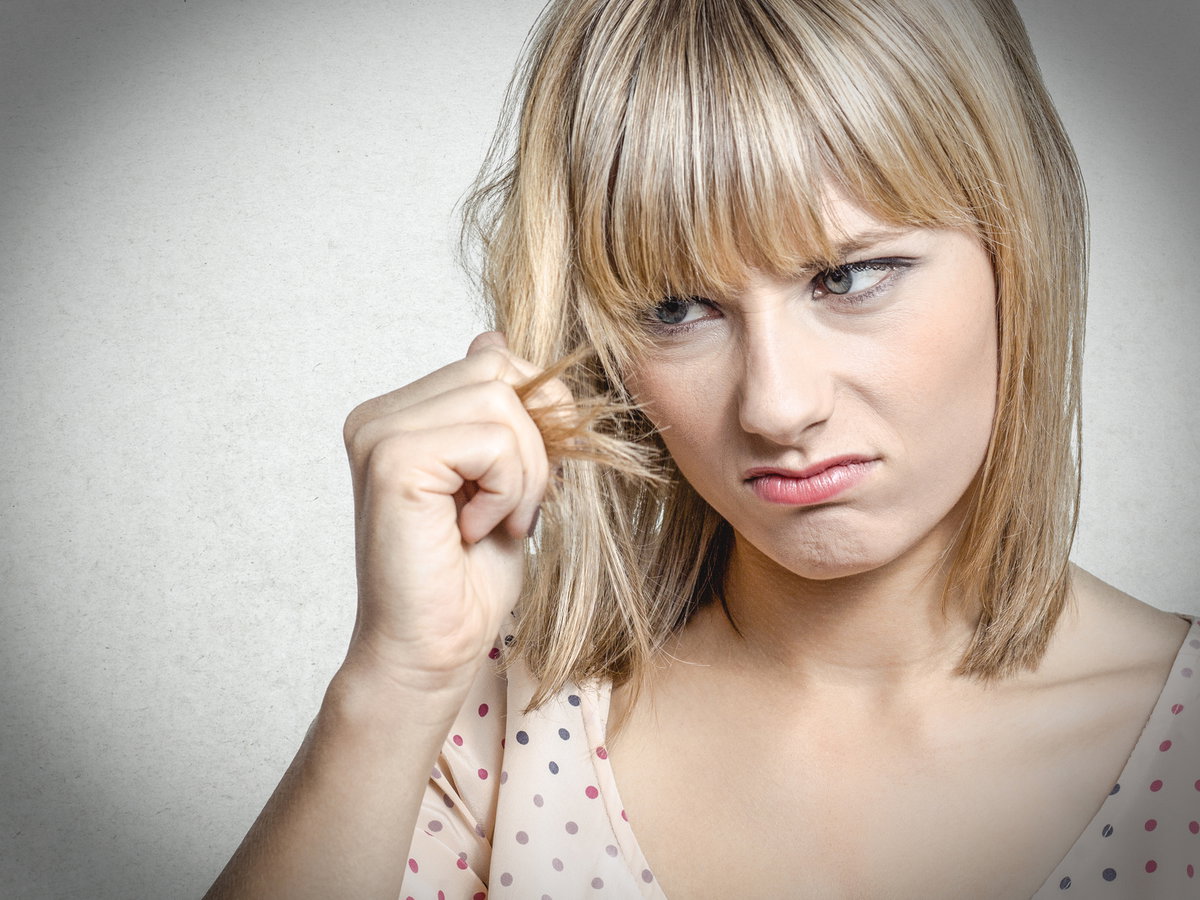 Brüchiges Haar kann auf eine Erkrankung der Schilddrüse hindeuten