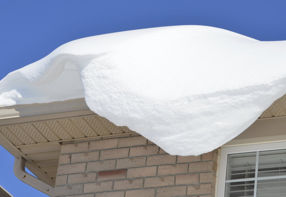 Schneelasten auf dem Dach müssen geräumt werden, weil sie abrutschen können