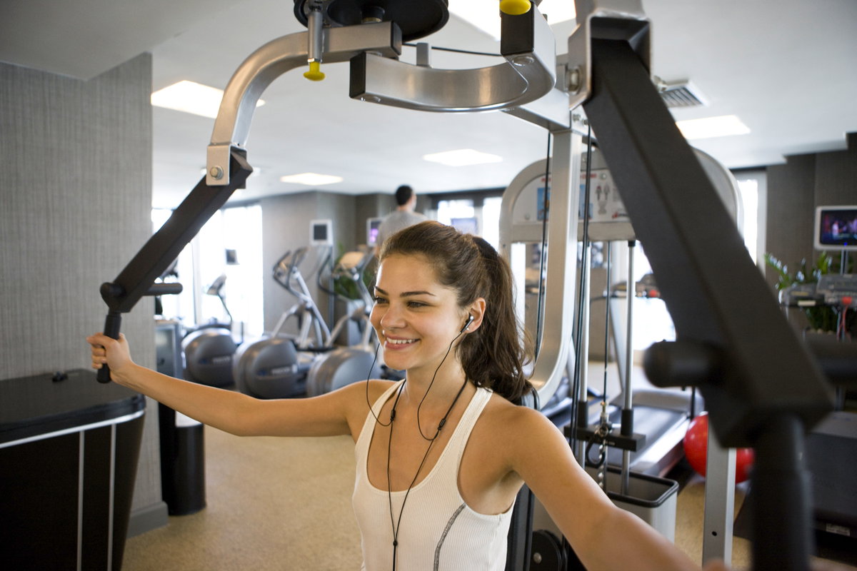 Bei regelmäßigen Fitnessstudio-Besuchen bauen Sie schnell Muskelmasse auf