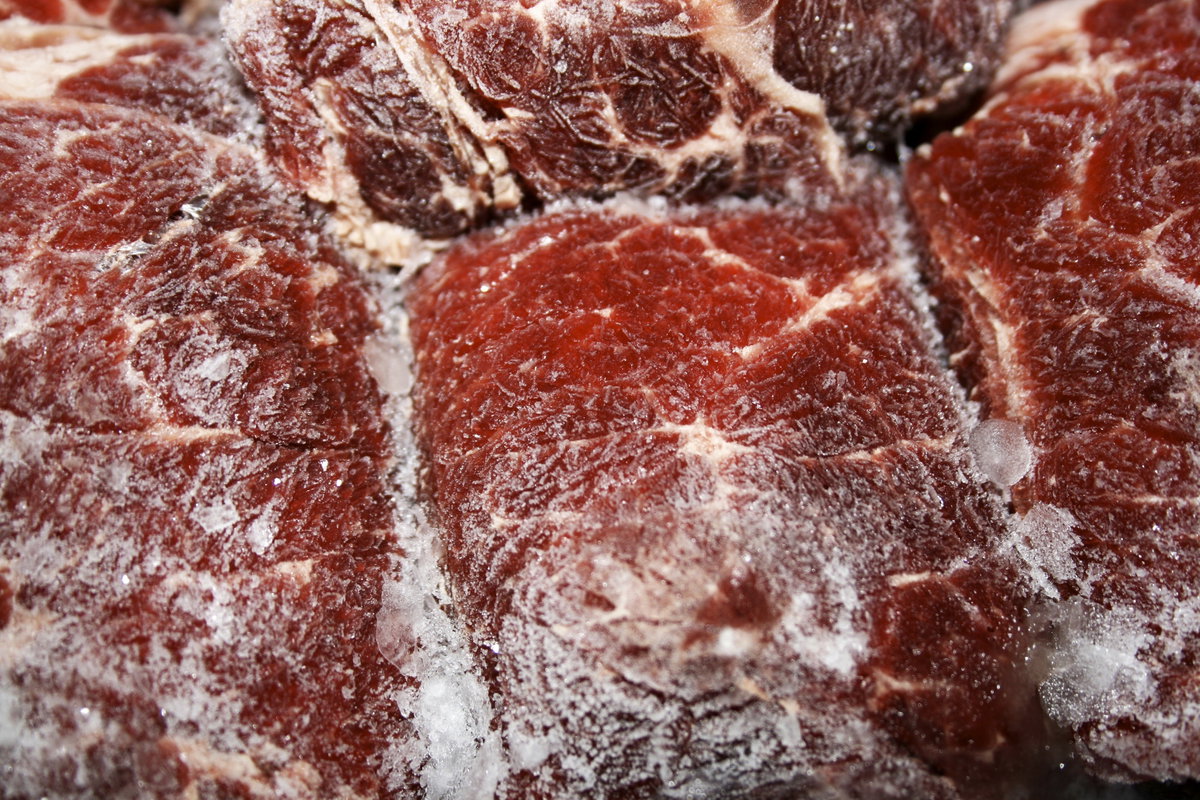 Fleisch muss frisch und luftdicht eingefroren werden, damit es haltbar und bakterienfrei bleibt
