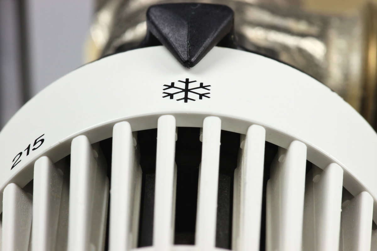 Im Winter die Heizung immer auf kleiner Temperatur laufen lassen, wenn Sie das Haus verlassen