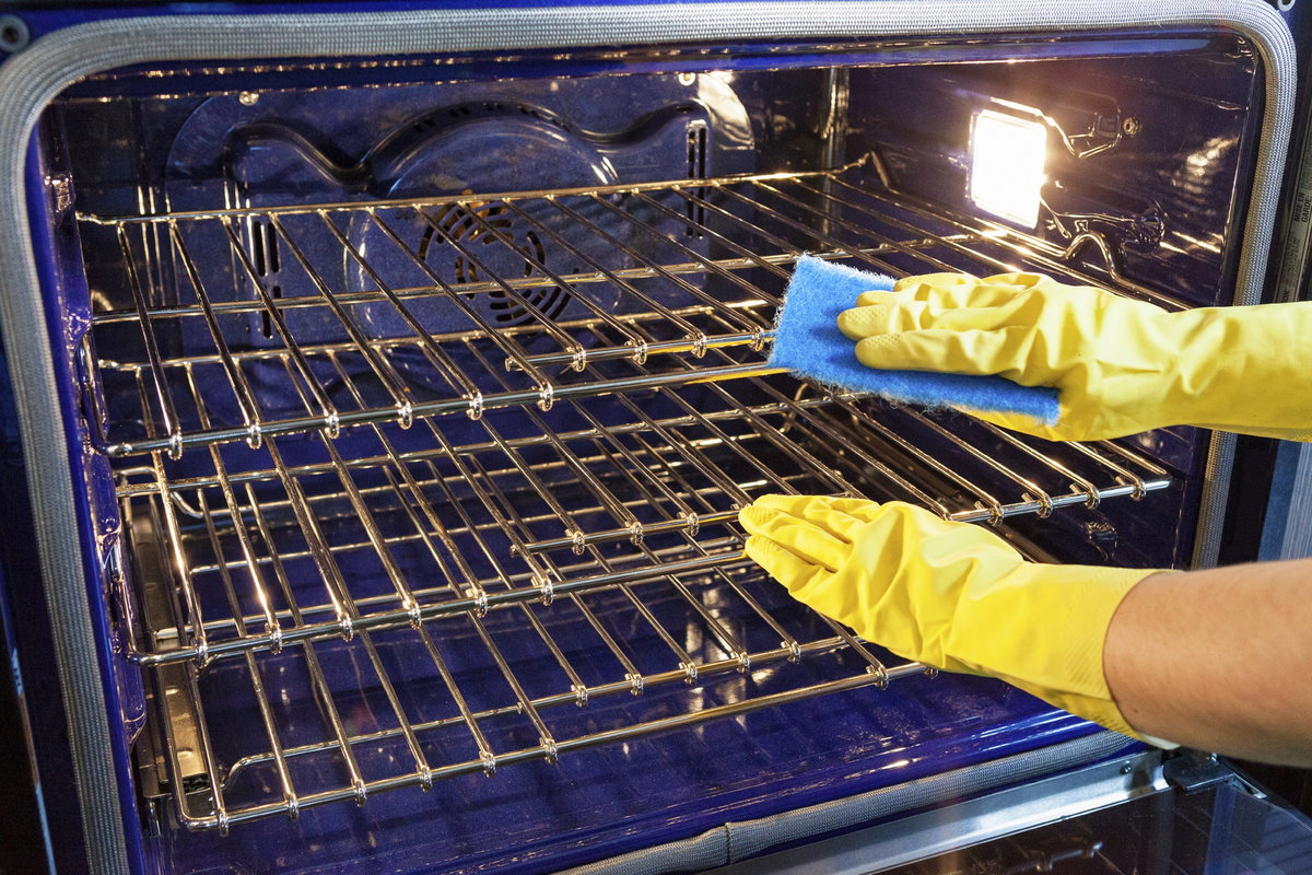 Mit Wasch-Soda lässt sich sogar der Backofen mit angebrannten Resten prima säubern