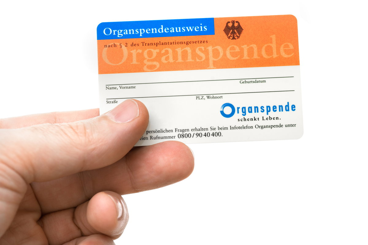 Der Organspendeausweis ist gut neben dem Personalausweis untergebracht, weil er dort im Notfall gut gefunden wird