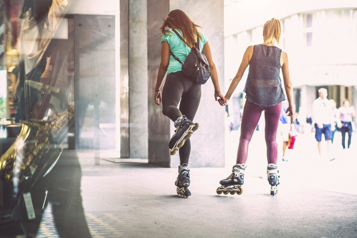 Bewegung macht fit und zufrieden, ob Rollerbladen, Spazierengehen oder Sport