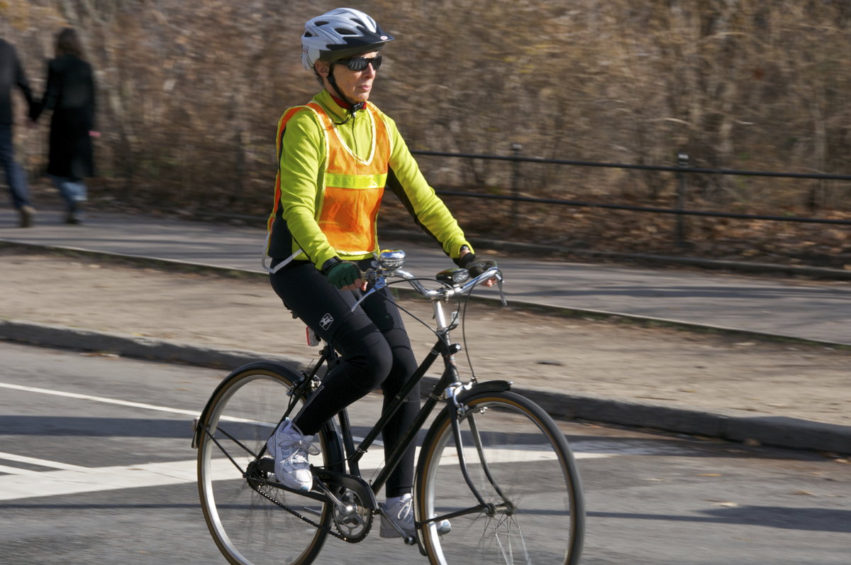 Leuchtende Westen sind der beste Schutz für Radfahrer bei Dunkelheit