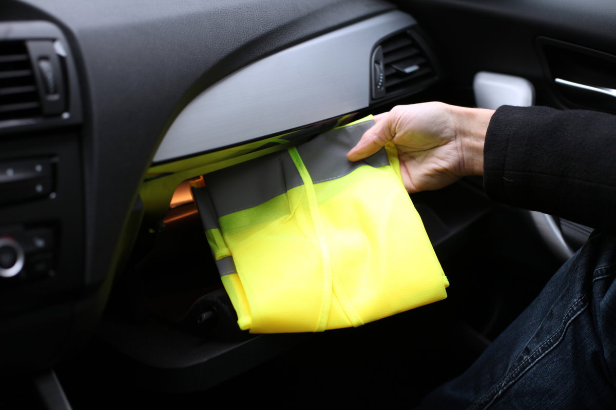 Die signalfarbene Weste gehört mittlerweile pflichtmäßig in jedes Auto 