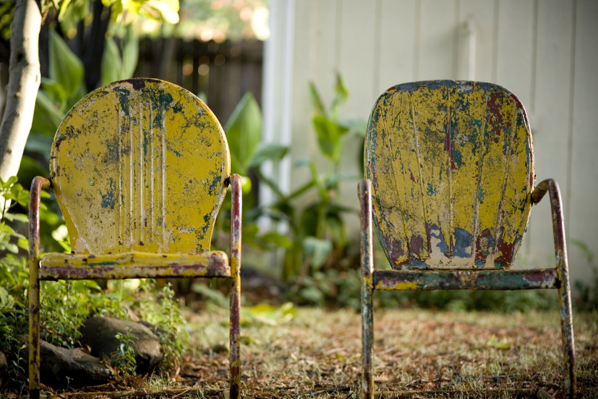 Aus alt mach neu: So peppen Sie Ihre alten Gartenmöbel selbst wieder auf
