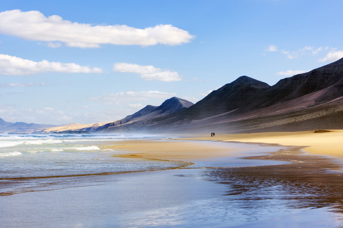 Abendstimmung am Strand: Ein Sonnenuntergang im Sand gehört zu den schönsten Urlaubserlebnissen