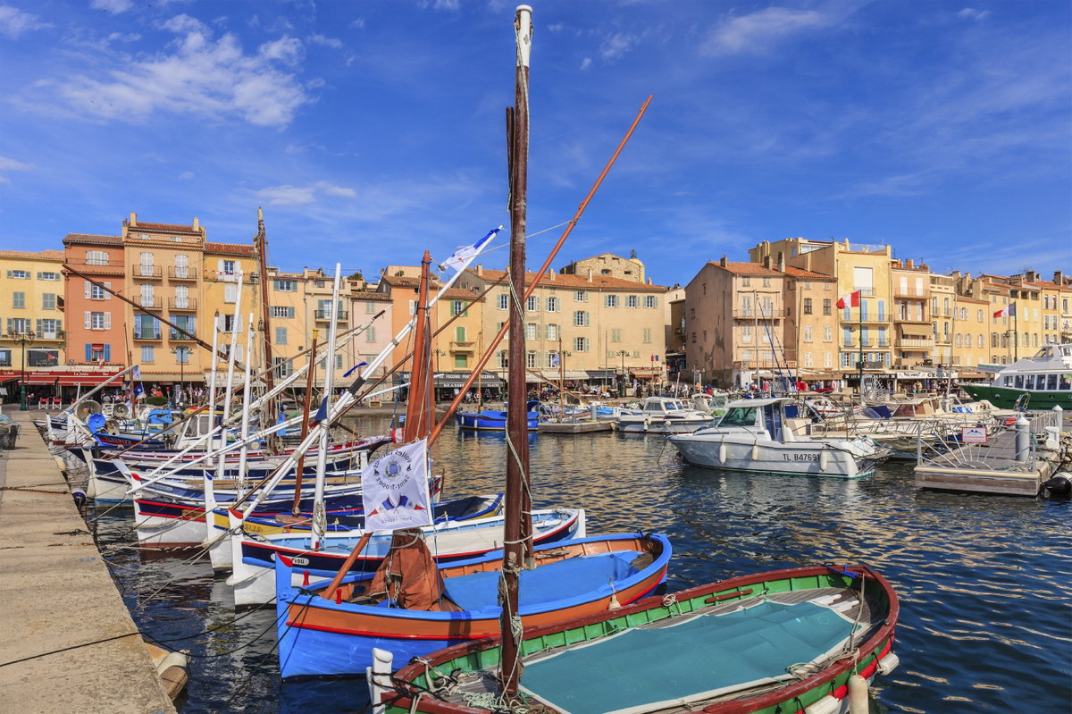 In den französischen Marinas legen Yachten und Motorboote an