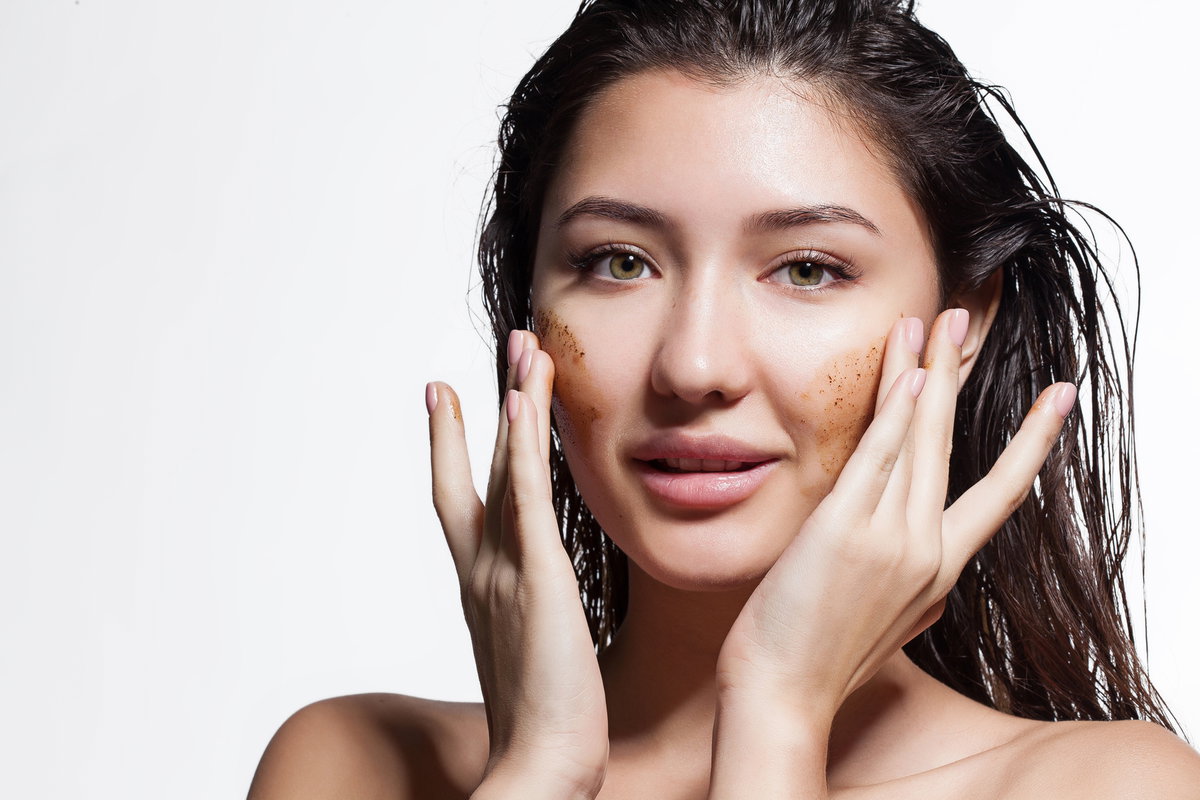 Regelmäßiges Peeling reinigt und strafft die Gesichtshaut