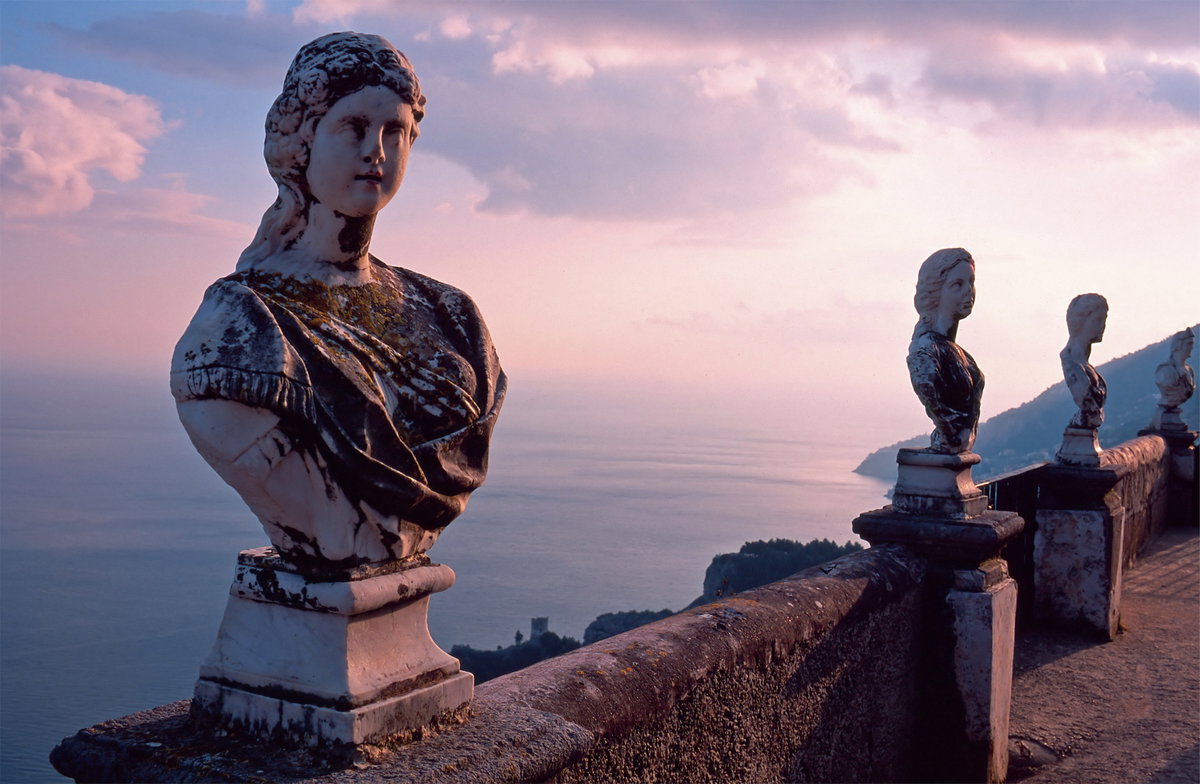 Beeindruckende Statuen stehen auf den Dächern der Häuser