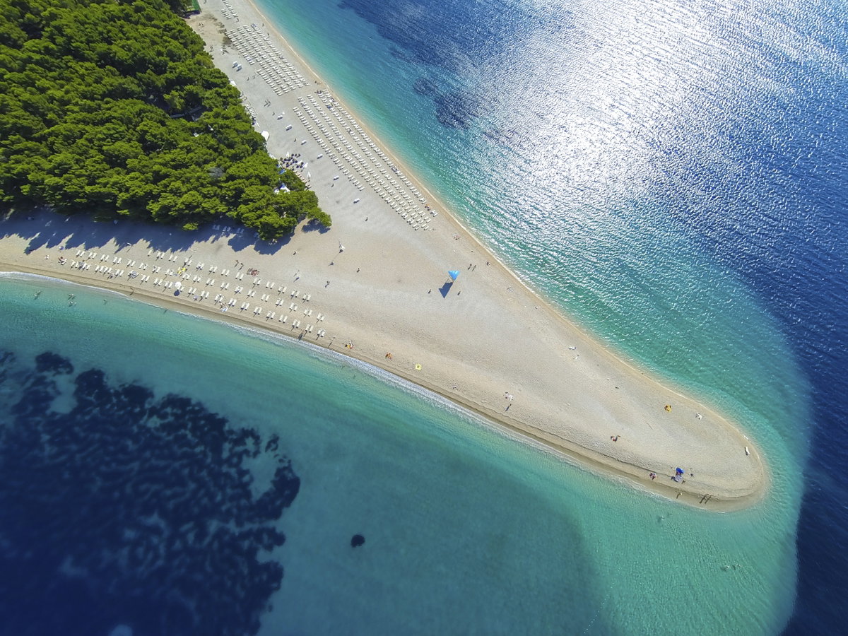 Weißer Sand und türkisblaues Wasser locken Badeurlauber und Taucher magisch an