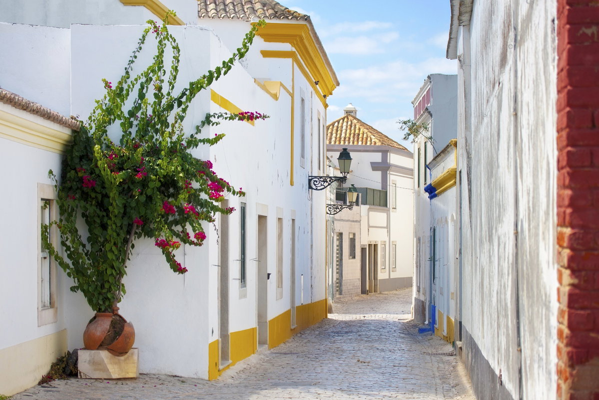 Die kleinen Gassen und Straßen in Portugal erfordern gutes Schuhwerk