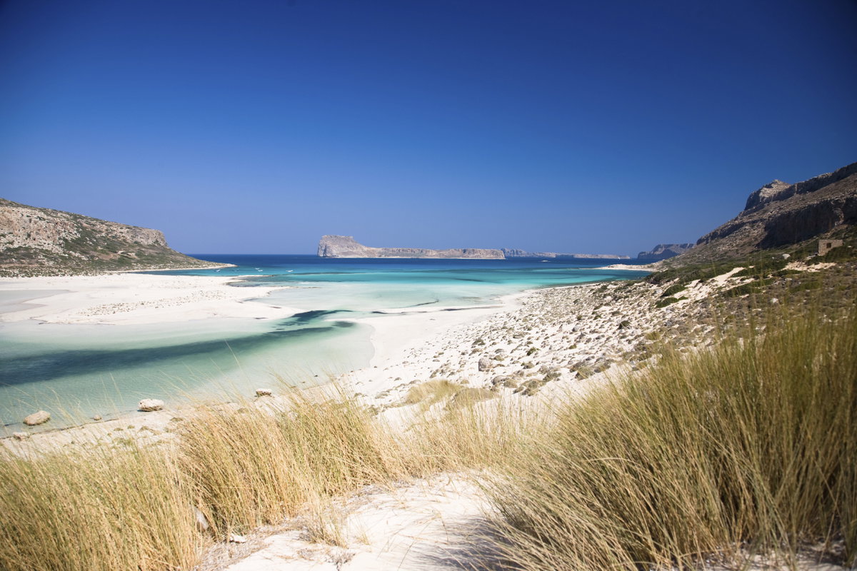 Weißer Sandstrand und Dünenlandschaften laden zum Kretaurlaub ein
