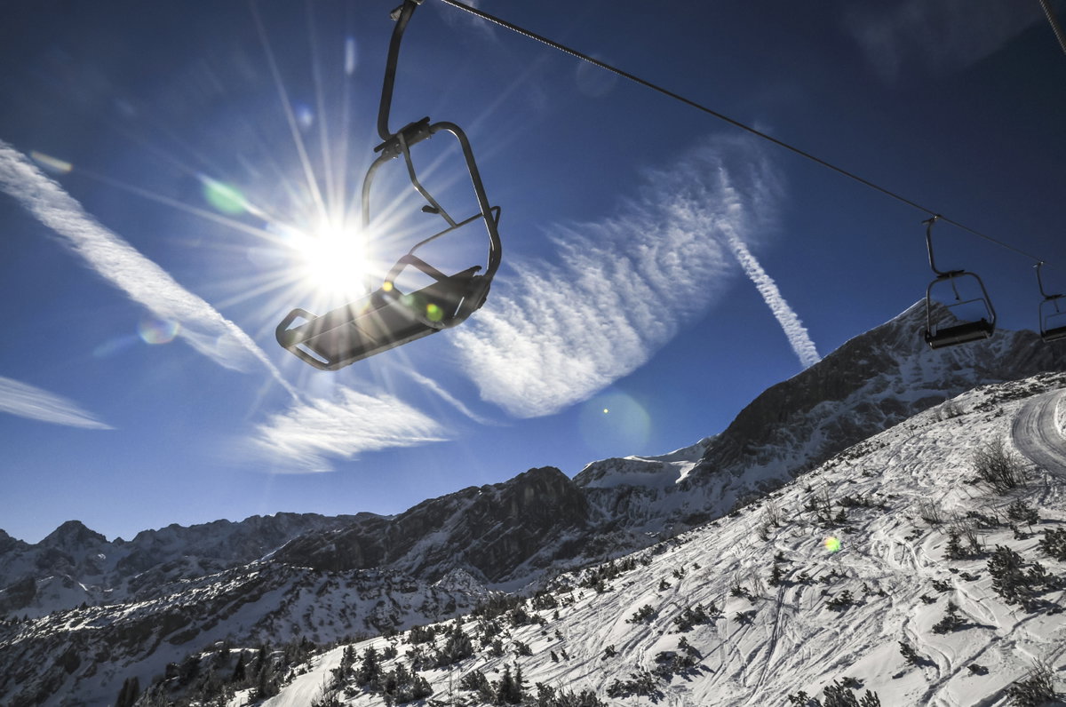 Moderne Skilifte und Gondeln befördern Skifahrer in Deutschland, wenn es geschneit hat