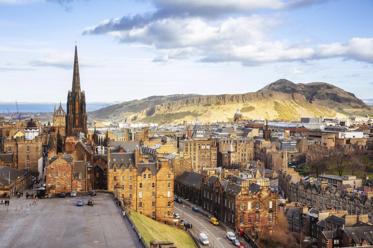 Edinburgh ist die Hauptstadt von Schottland, an der Ostküste im Vereinigten Königreich