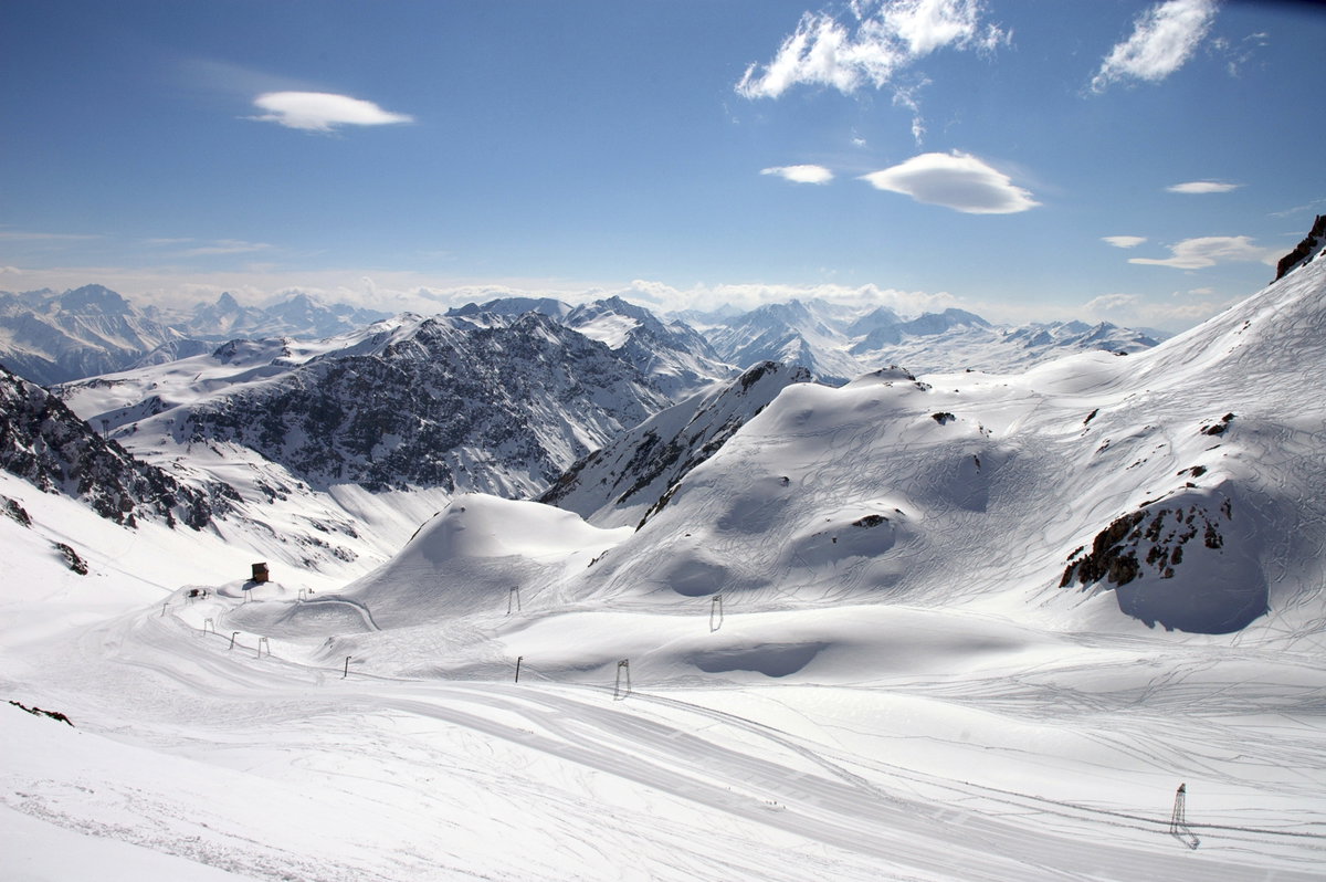 Tiefschnee und lange Abfahrten locken alljährlich Millionen Feriengäste in die Schweiz