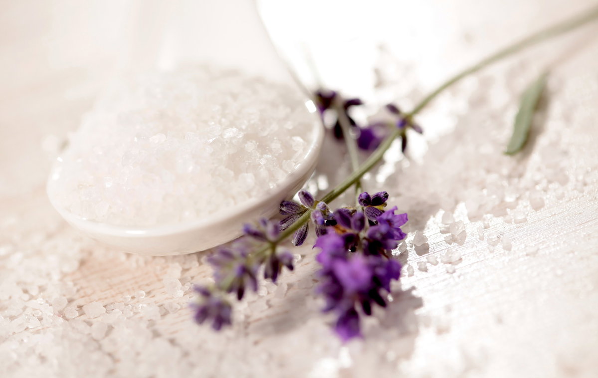 Lavendel im Badewasser beruhigt Körper und Geist