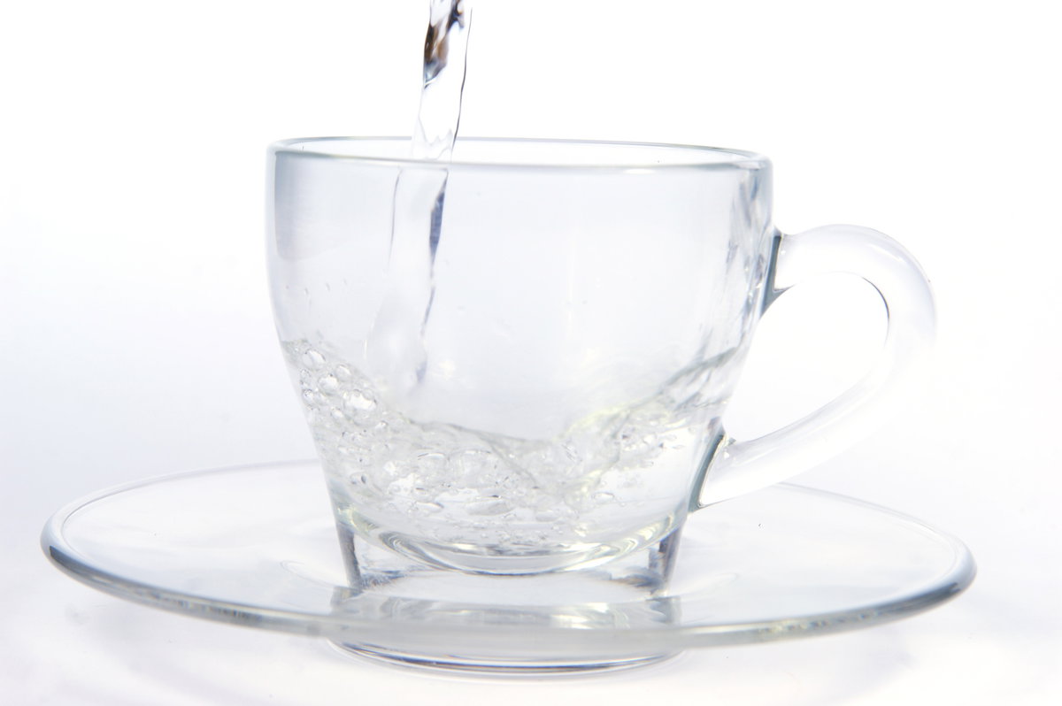 Bevor Sie Ihren Heißhunger-Attacken erliegen, trinken Sie ein großes Glas Wasser
