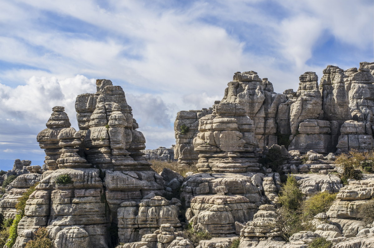 Die trockene Gegend Andalusiens ist felsig 
