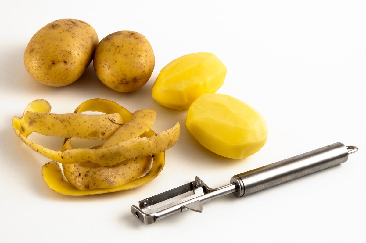 Kartoffeln schälen mit Sparschäler