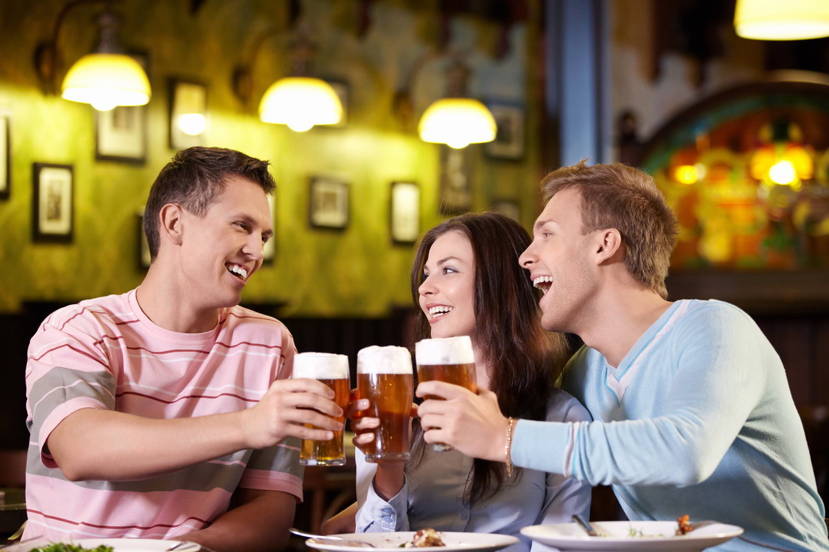 Ein Restaurant-Besuch ist nicht verboten, wenn man krankgeschrieben ist. Aber Zechtouren sollte man unterlassen.