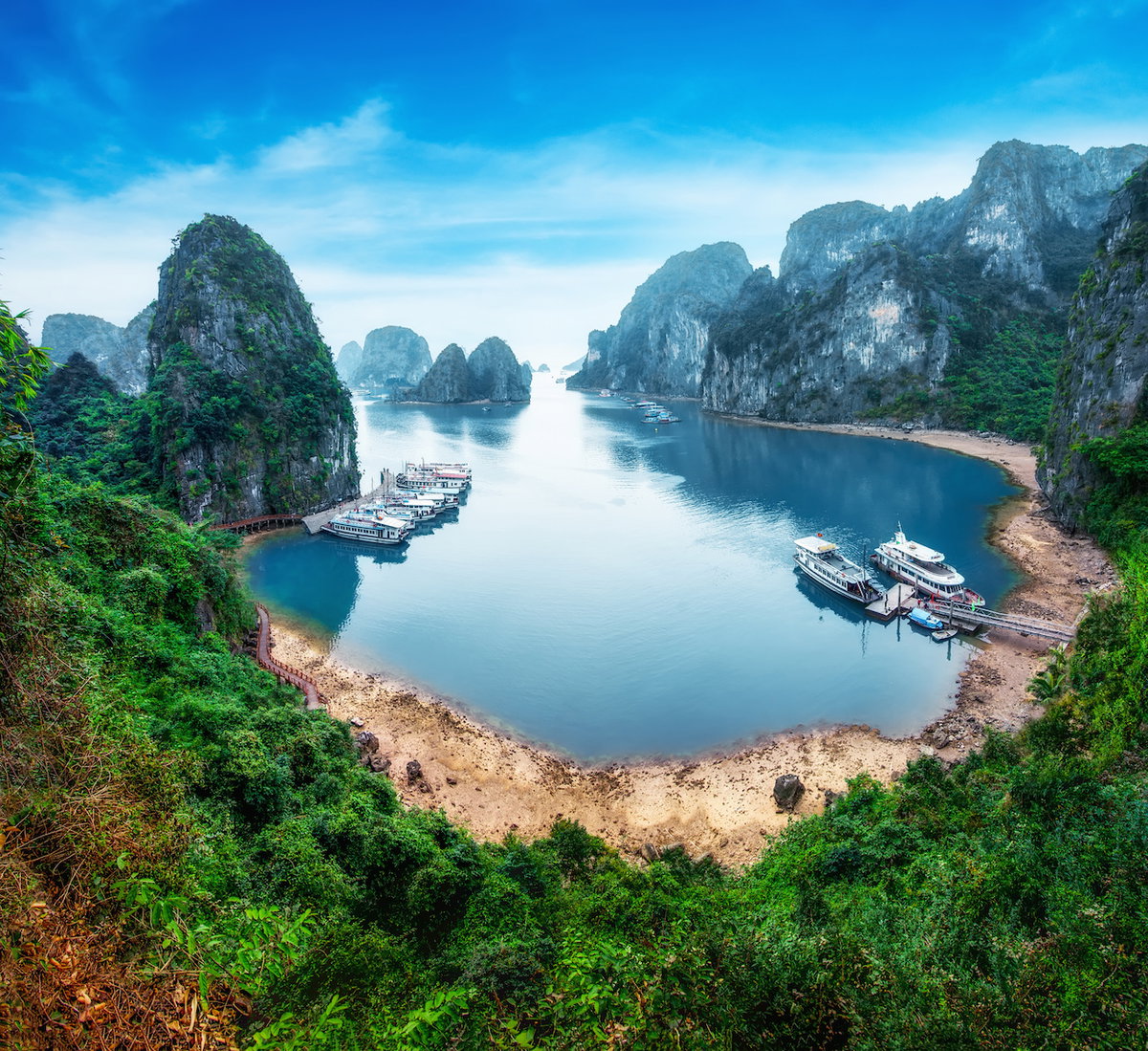 Die 1500 Quadratkilometer große Halong-Bucht gehört mit ihren 1969 Kalkfelsen zum Weltnaturerbe der UNESCO