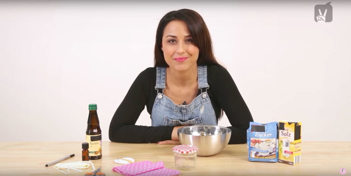 Nina Moghaddam zeigt auf ihrem YouTube-Channel, wie sich Körperpeeling ganz leicht selbst herstellen lässt.