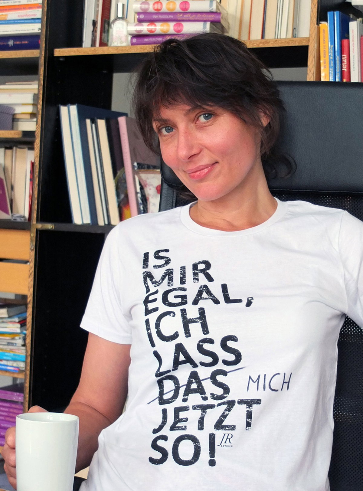Als Schauspielerin ist Ina Rudolph vor allem für ihre Rollen in „Hinter Gittern“ und „In aller Freundschaft“ bekannt. Heute arbeitet sie außerdem als Coach für „The Work by Byron Katie“. Mehr Infos unter inarudolph.de. Die T-Shirts gibt es von Jana Reiche unter http://www.jr-sewing.de