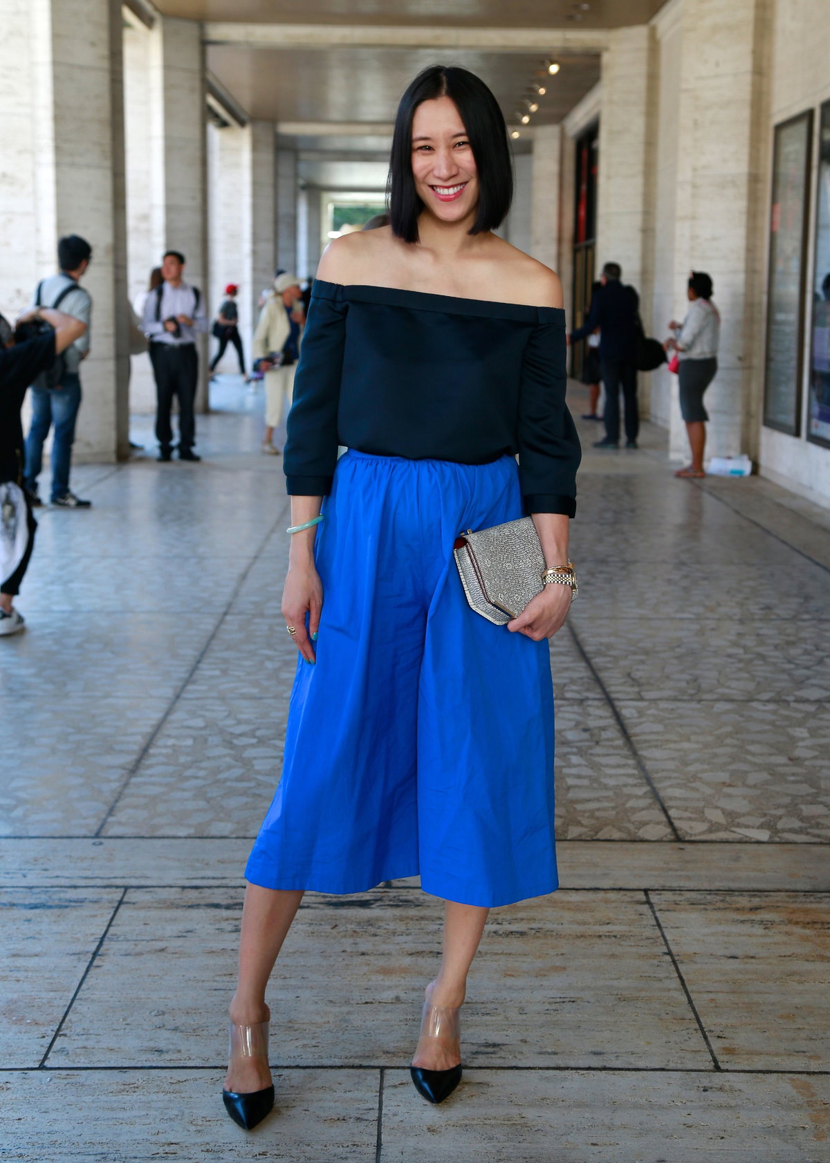 Business-Chic: Eva Chen zeigt die farbenfrohere Variante mit knallblauen Culottes zum dunkelblauen Top und spitzen Pumps. Perfekt fürs Büro!