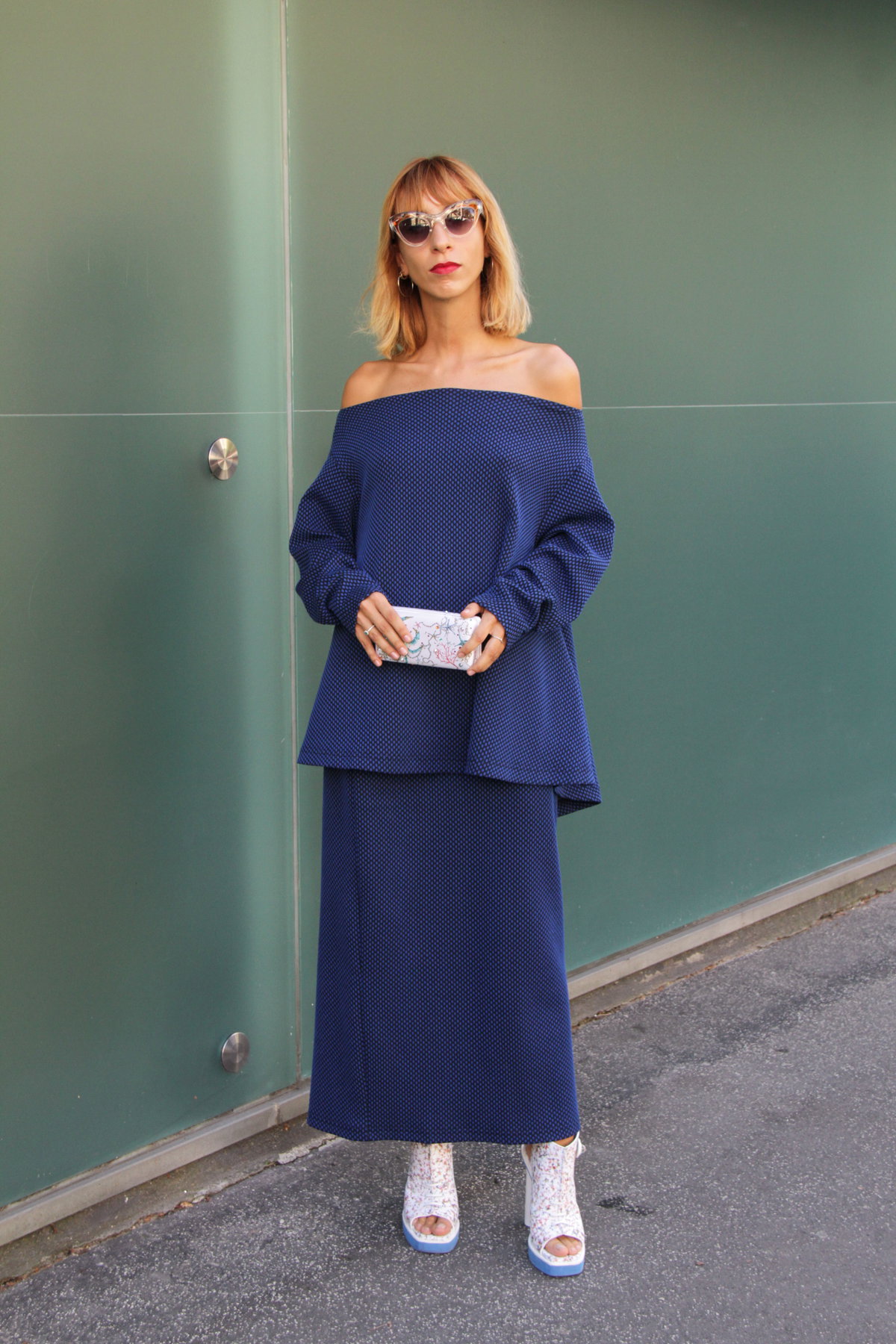 Zur Dinner-Party: Veronica Giomini trägt ein passendes Off-shoulder Top zum blaugemusterten Rock in Knöchellänge.