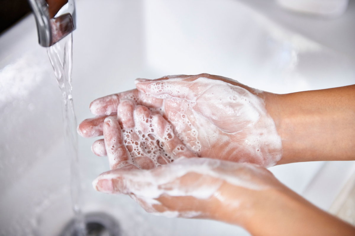 Hygiene ist jetzt besonders wichtig: Auch die Fingerzwischenräume beim Händewaschen nicht vergessen.