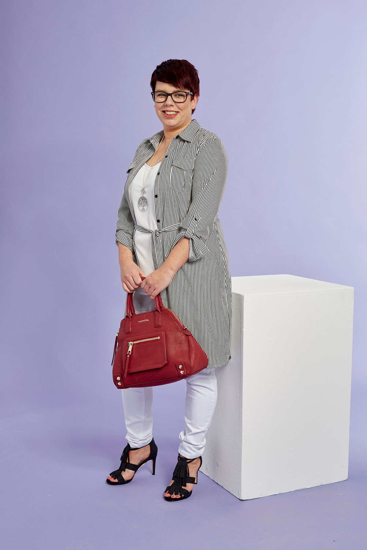 Outfit 5: Bluse 79,95 Euro, Bestell-Nr. 794034, Top 49,95 Euro, Bestell-Nr. 593967, Jeans 79,95 Euro, Bestell-Nr. 306946, alles Gr. 34 - 46, Kette 49,95 Euro, Bestell-Nr. 7271704. Alba Moda. Brille 99,50 Euro. Ray Ban, über Fielmann, www.fielmann.de, Tel.: 08 00/3 43 56 26. Tasche ca. 99 Euro. Comma, www.comma-store.de, Tel.: 0 93 02/9 88 66 60. Schuhe ca. 50 Euro, Gr. 36 - 41. Bullboxer, www.bullboxer.com