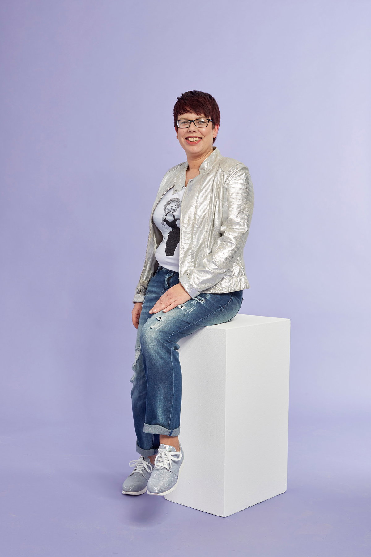 Outfit 4: Jacke 279,95 Euro, Gr. 34 - 46, Bestell-Nr. 860205, T-Shirt ca. 50 Euro, Gr. 34 - 46, Jeans 99,95 Euro, Gr. 34 - 46, Bestell-Nr. 315517. Alba Moda. Sneaker ca. 110 Euro, Gr. 36 - 41. Unisa, www.unisa-europa.com