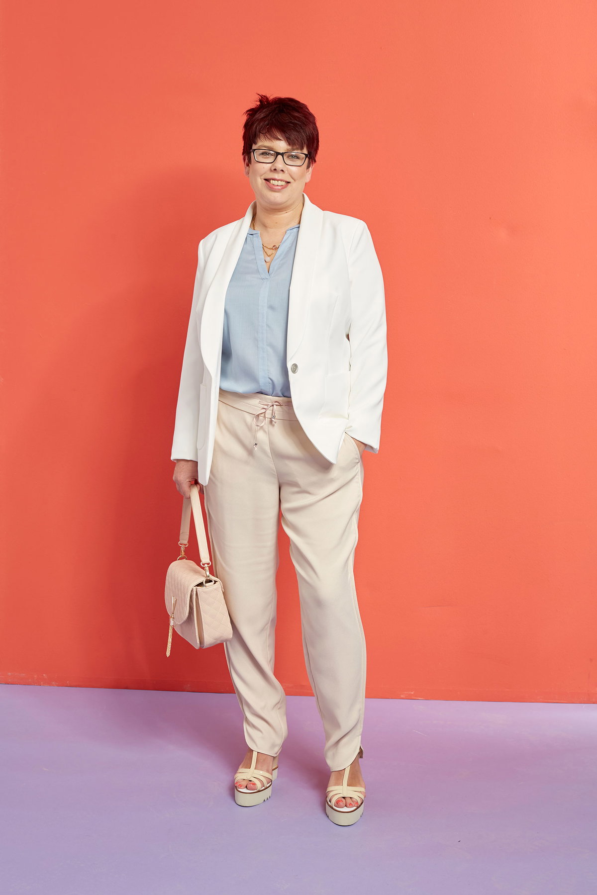 Outfit 2: Blazer 129,95 Euro, Gr. 34 - 44, Bestell-Nr. 401381, Hose 79,95 Euro, Gr. 34 - 48, Bestell-Nr. 899977, Schuhe ca. 129,95 Euro, Gr. 35 - 41. Alba Moda, www.albamoda.de. Tasche 89,95 Euro, Bestell-Nr. 4101153. Roland, wwww.roland-schuhe.de, Tel.: 08 00/7 24 84 84