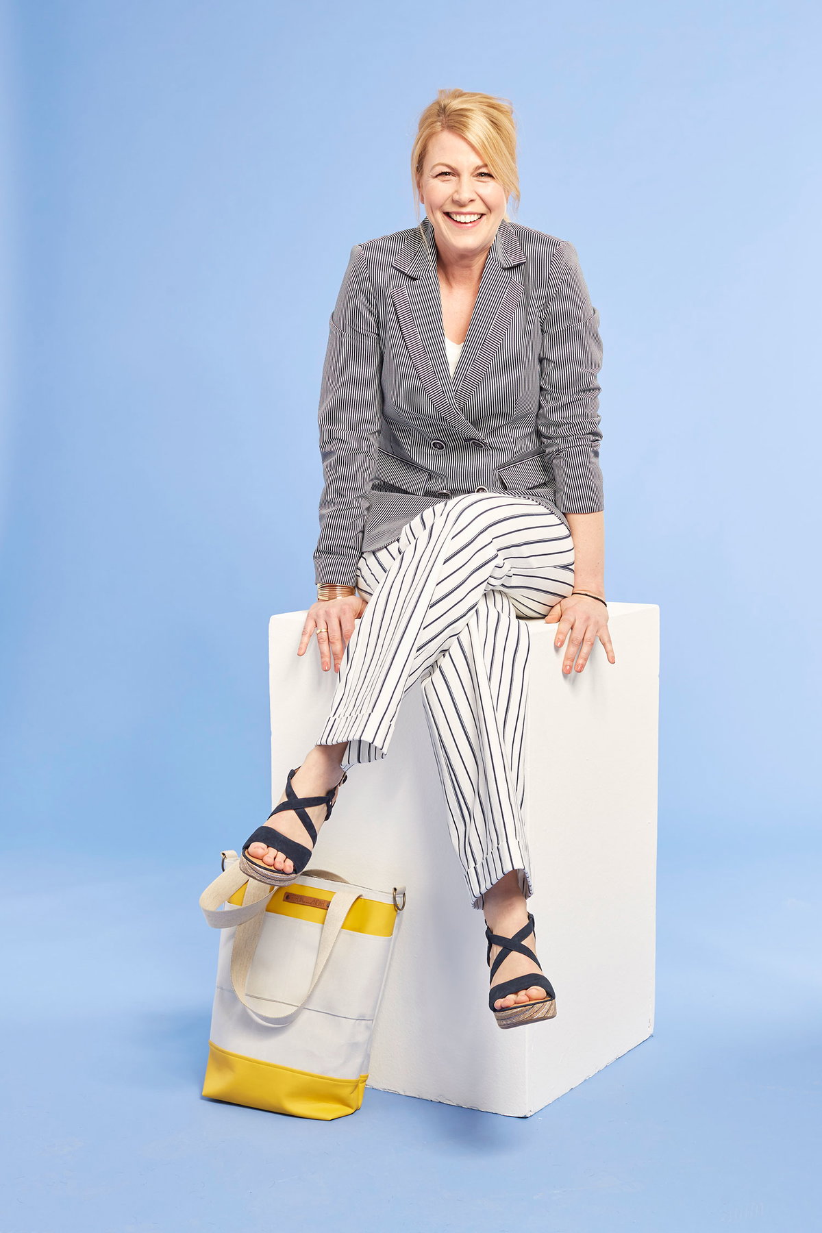 Outfit 2: Blazer 139,95 Euro, Bestell-Nr. 400052, Hose 129,95 Euro, Bestell-Nr. 544724, beides Gr. 34- 46. Alba Moda. Schuhe 39,90 Euro, Gr. 36 - 40, Bestell-Nr. 1241293. Deichmann, www.deichmann.com, Tel.: 08 00/5 02 05 00