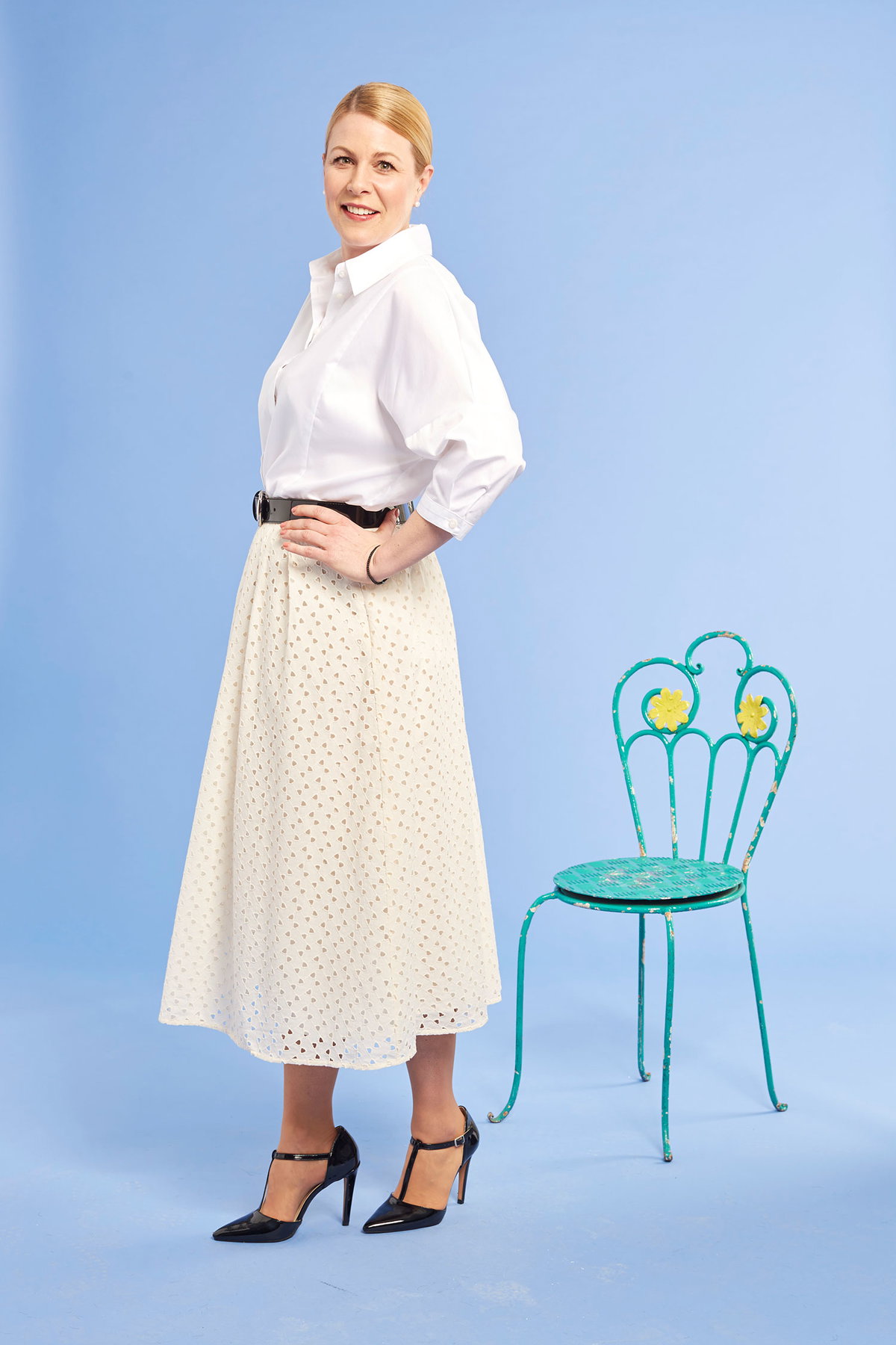 Bluse 79,95 Euro, Bestell-Nr. 269925, Rock 119,95 Euro, Bestell-Nr. 337991, beides Gr. 34 - 48, Gürtel 34,95 Euro, Bestell-Nr. 543652, Schuhe 99,95 Euro, Gr. 35 - 41, Bestell-Nr. 863121. Alba Moda, Tel.: 0 18 06/44 33 22