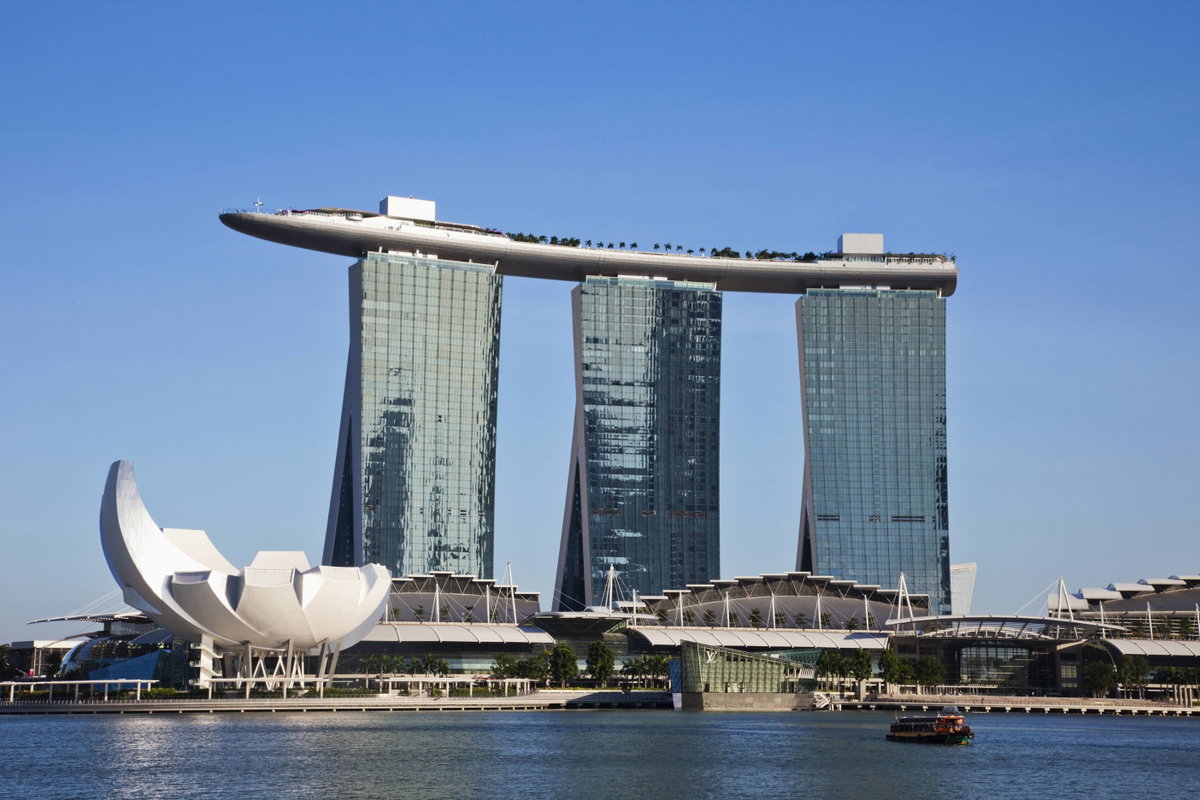 191 Meter geht es in die Höhe bis zur Dachterrasse des „Marina Bay Sands Hotel“